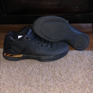 Jordan 32 low black and gold